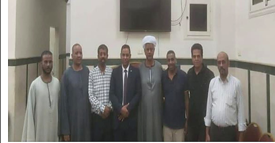 وفد من المسؤولين في زيارة دعم